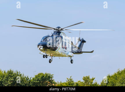 Surrey, Kent, Sussex air ambulance hélicoptère (G-KSST) décoller après avoir assisté à l'accident en Angleterre, Royaume-Uni. Avion est AgustaWestland AW169. Medical. Banque D'Images