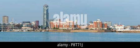 Vue panoramique du vieux Portsmouth & partie de Gunwharf Quays à travers le port de Portsmouth de Gosport à Portsmouth, Hampshire, England, UK. Banque D'Images