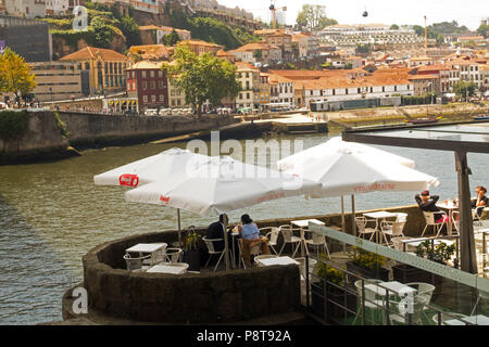 Restaurant dans le quartier de Ribeira (Riverside)) de Porto, Portugal, à la recherche de l'autre côté de la rivière Douro à Vila Nova de Gaia Banque D'Images