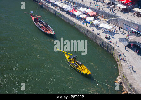 Rabelo deux bateaux amarrés à la Riverside à Porto, Portugal, utilisés dans le passé pour le transport de personnes et de vin de Porto sur le Douro Banque D'Images