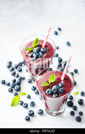 L'Açaï frappé aux bleuets dans verre avec paille sur fond blanc, selective focus Banque D'Images