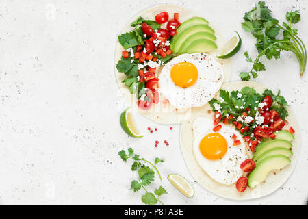 Un pain plat avec de l'avocat, l'oeuf et salsa mexicaine. Vue supérieure avec copie espace pour le texte. Le petit-déjeuner ou le déjeuner l'alimentation saine Banque D'Images