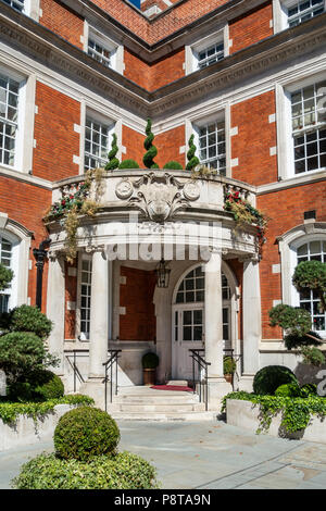 Porte d'entrée de l'Indien, appartenant à cinq étoiles hôtel LaLiT à Londres, en Angleterre, dans l'ancienne école d'Olave St. Topiary, arbres taillés en nuage, fort de boules. Banque D'Images