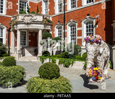 Entrée principale de l'Indien en propriété cinq étoiles LaLit Hotel dans le centre de Londres, avec une partie du jardin et d'une sculpture de l'éléphant d'accueil Banque D'Images
