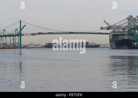 Le pacha Vintage NEW YORK, porte-conteneurs, HORIZON RELIENCE, dans le bassin de virage, lié pour le bassin ouest du terminal à conteneurs du Port de Los Angeles, États-Unis Banque D'Images