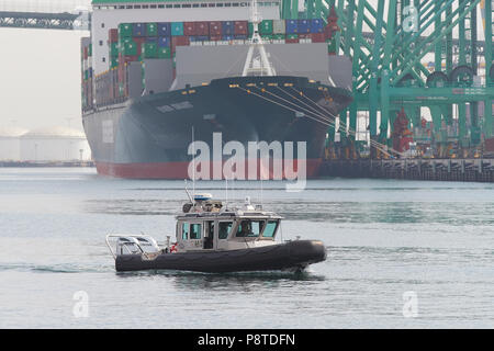 Le Port de Los Angeles bateau de police passe l'EVERGREEN Container Ship, JAMAIS SMART, dans le Port de Los Angeles, Californie, USA. Banque D'Images