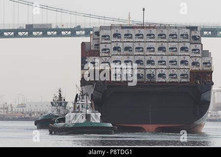 Des conteneurs frigorifiques sur la poupe du pacha Vintage NEW YORK, porte-conteneurs, HORIZON RELIENCE, dans le chenal principal de Los Angeles, San Pedro, en Californie. Banque D'Images