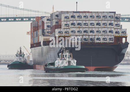 Foss Maritime remorqueurs aider le pacha Vintage NEW YORK, porte-conteneurs, HORIZON RELIENCE, dans le chenal principal de Los Angeles, San Pedro, Californie, USA. Banque D'Images