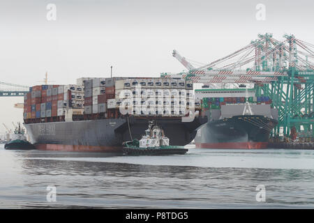 Foss Maritime remorqueurs aider le pacha Vintage NEW YORK, porte-conteneurs, HORIZON RELIENCE, dans le chenal principal de Los Angeles, Californie, USA Banque D'Images