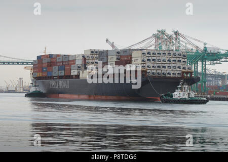 Foss Maritime remorqueurs aider le pacha Vintage NEW YORK, porte-conteneurs, HORIZON RELIENCE, dans le chenal principal de Los Angeles, San Pedro, Californie, USA. Banque D'Images