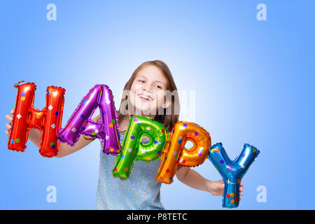 Cheerful girl avec des ballons anniversaire lettres Banque D'Images