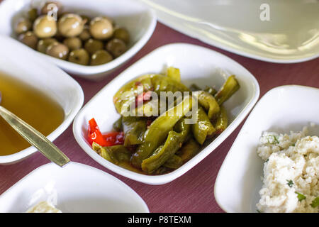 Petit déjeuner turc. Les olives, les poivrons au four, le miel et le fromage cottage Banque D'Images