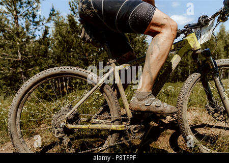 Pieds sales et athlète vélo cycliste de compétition de vélo de montagne Banque D'Images