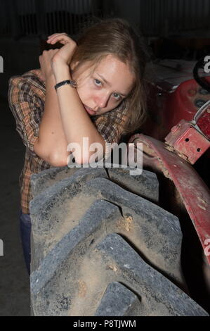 Dame blonde sur le tracteur Banque D'Images