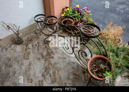 Pots de fleurs en fer forgé détail placé sur un patio, décoration typiquement italien Banque D'Images