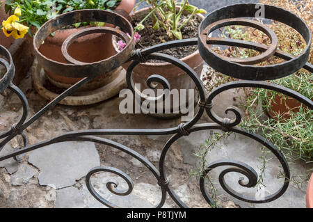 Pots de fleurs en fer forgé détail placé sur un patio, décoration typiquement italien Banque D'Images