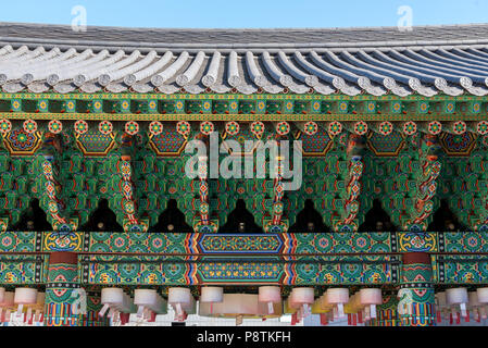 Détails de toiture, temple bouddhiste Jogyesa, Séoul, Corée du Sud Banque D'Images