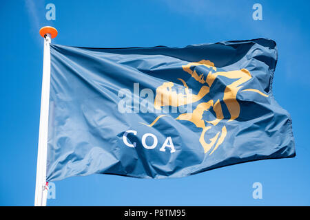 12 juillet 2018, Pays-Bas, Ter Apel : un drapeau avec l'inscription "COA" (Central Orgaan opvang asielzoekers) flottant au vent dans le principal centre d'accueil pour demandeurs d'asile. Photo : afp/Assanimoghaddam Mohssen Banque D'Images