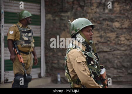 Soldats paramilitaires indiennes montent la garde lorsque le couvre-feu dans la région de Srinagar, au Cachemire sous contrôle indien, vendredi. Le 13 juillet est célébrée comme Journée des martyrs en mémoire de la journée lorsque le roi hindou de la région a commandé plus de 20 musulmans du Cachemire exécuté dans une soumission pour mater une insurrection en 1931. Les forces gouvernementales ont imposé un couvre-feu dans certaines régions de Srinagar après avoir appelé les groupes séparatistes pour mars au cimetière des Martyrs en mémoire de la journée de vendredi. Banque D'Images