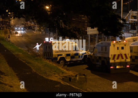 Bogside, Derry, Londonderry en Irlande du Nord. Le 13 juillet, 2018. L'émeute éclate dans le Bogside nationaliste, Derry, Londonderry en Irlande du Nord après l'assemblée annuelle de l'Apprenti de Derry loyaliste garçons défilé le 12 juillet 2018. Credit : Tyler Collins/Alamy Live News Banque D'Images