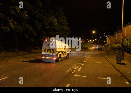 Bogside, Derry, Londonderry en Irlande du Nord. Le 13 juillet, 2018. L'émeute éclate dans le Bogside nationaliste, Derry, Londonderry en Irlande du Nord après l'assemblée annuelle de l'Apprenti de Derry loyaliste garçons défilé le 12 juillet 2018. Credit : Tyler Collins/Alamy Live News Banque D'Images