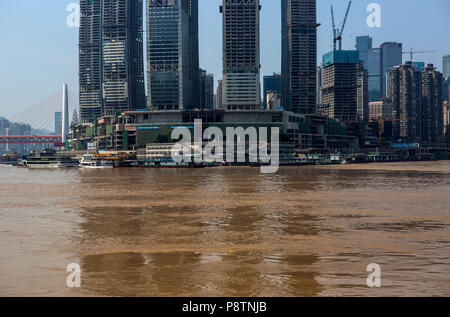 Chongqing, Chongqing, Chine, le 13 juillet 2018. Sous l'influence de fortes pluies et le flux entrant, le Yangtze River, rivière Jialing et rivière Fujiang ont un intérêt évident à la hausse de l'eau processus.Costfoto:Crédit/Alamy Live News Banque D'Images