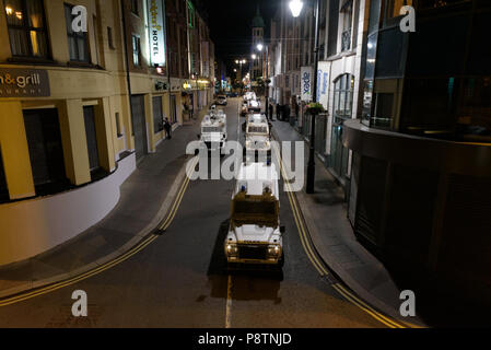 Bogside, Derry, Londonderry en Irlande du Nord. Le 13 juillet, 2018. Landrovers PSNI alignés attendent pour entrer le Bogside après l'émeute éclate dans le Bogside nationaliste, Derry, Londonderry en Irlande du Nord après l'assemblée annuelle de l'Apprenti de Derry loyaliste garçons défilé le 12 juillet 2018. Credit : Tyler Collins/Alamy Live News Banque D'Images