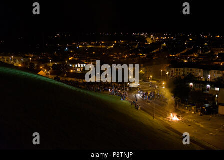 Bogside, Derry, Londonderry en Irlande du Nord. Le 13 juillet, 2018. L'émeute éclate dans le Bogside nationaliste, Derry, Londonderry en Irlande du Nord après l'assemblée annuelle de l'Apprenti de Derry loyaliste garçons défilé le 12 juillet 2018. Credit : Tyler Collins/Alamy Live News Banque D'Images