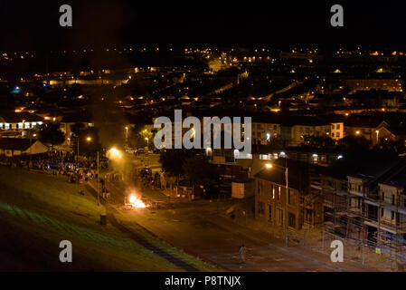 Bogside, Derry, Londonderry en Irlande du Nord. Le 13 juillet, 2018. L'émeute éclate dans le Bogside nationaliste, Derry, Londonderry en Irlande du Nord après l'assemblée annuelle de l'Apprenti de Derry loyaliste garçons défilé le 12 juillet 2018. Credit : Tyler Collins/Alamy Live News Banque D'Images