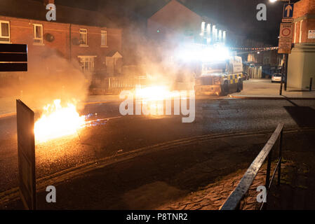 Bogside, Derry, Londonderry en Irlande du Nord. Le 13 juillet, 2018. L'émeute éclate dans le Bogside nationaliste, Derry, Londonderry en Irlande du Nord après l'assemblée annuelle de l'Apprenti de Derry loyaliste garçons défilé le 12 juillet 2018. Credit : Tyler Collins/Alamy Live News Banque D'Images