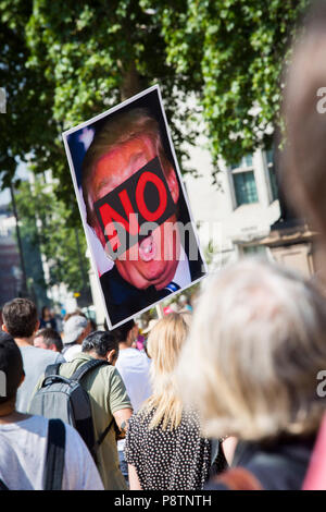 Londres, Royaume-Uni. Le 13 juillet, 2018. Donald Trump bébé gonflable à Westminster pour protester contre sa visite Crédit : Deborah Ripley/Alamy Live News Banque D'Images