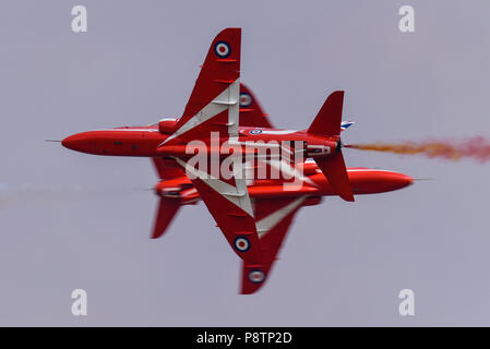 Royal Air Force RAF flèches rouge à l'équipe de démonstration de la RAF Fairford, Gloucestershire, Royaume-Uni. Le Royal International Air Tattoo, RIAT 2018. RAF Des flèches rouges synchronisé croisé de l'opposition Banque D'Images