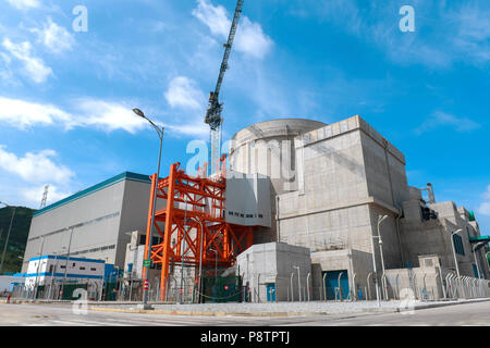 Guangzhou. Le 13 juillet, 2018. Photo prise le 29 juin 2018 montre l'extérieur de la cinquième unité de la centrale nucléaire de Yangjiang à Yangjiang, Chine du sud, la province de Guangdong. La cinquième unité de la centrale nucléaire de Yangjiang est prêt pour l'exploitation commerciale, la Chine a déclaré que l'énergie nucléaire générale Corp. (CGN), le propriétaire de l'usine, le vendredi. Source : Xinhua/Alamy Live News Banque D'Images