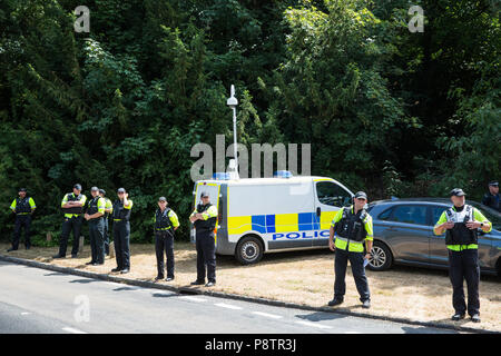 Butler's Cross, Royaume-Uni. Le 13 juillet, 2018. Les manifestants contre la visite au Royaume-Uni du président américain Donald Trump près de Chequers, la résidence officielle du Premier Ministre dans la campagne. Les protestations sont censés être présents sur tous les sites au Royaume-Uni à être visité par le Président des Etats-Unis et à Londres et une grande opération de police est en place à tous les sites des manifestations. Credit : Mark Kerrison/Alamy Live News Banque D'Images