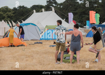 Obtenir les tentes en haut : Le Festival Latitude 2018, Henham Park. Suffolk 13 Juillet 2018 Crédit : Guy Bell/Alamy Live News Banque D'Images