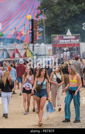 Les travaux par point chaud obtenir autour de l'arène - La Latitude 2018 Festival, Henham Park. Suffolk 13 Juillet 2018 Crédit : Guy Bell/Alamy Live News Banque D'Images