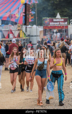 Les travaux par point chaud obtenir autour de l'arène - La Latitude 2018 Festival, Henham Park. Suffolk 13 Juillet 2018 Crédit : Guy Bell/Alamy Live News Banque D'Images