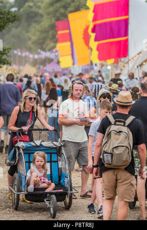 Les travaux par point chaud obtenir autour de l'arène - La Latitude 2018 Festival, Henham Park. Suffolk 13 Juillet 2018 Crédit : Guy Bell/Alamy Live News Banque D'Images