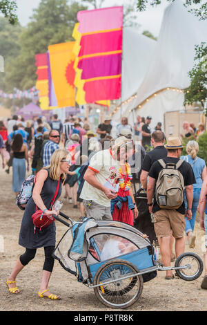 Les travaux par point chaud obtenir autour de l'arène - La Latitude 2018 Festival, Henham Park. Suffolk 13 Juillet 2018 Crédit : Guy Bell/Alamy Live News Banque D'Images