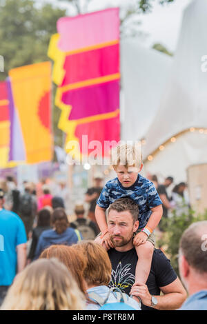 Les travaux par point chaud obtenir autour de l'arène - La Latitude 2018 Festival, Henham Park. Suffolk 13 Juillet 2018 Crédit : Guy Bell/Alamy Live News Banque D'Images