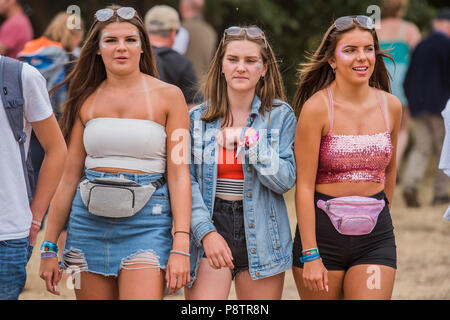 Les travaux par point chaud obtenir autour de l'arène - La Latitude 2018 Festival, Henham Park. Suffolk 13 Juillet 2018 Crédit : Guy Bell/Alamy Live News Banque D'Images