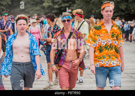 Les travaux par point chaud obtenir autour de l'arène - La Latitude 2018 Festival, Henham Park. Suffolk 13 Juillet 2018 Crédit : Guy Bell/Alamy Live News Banque D'Images