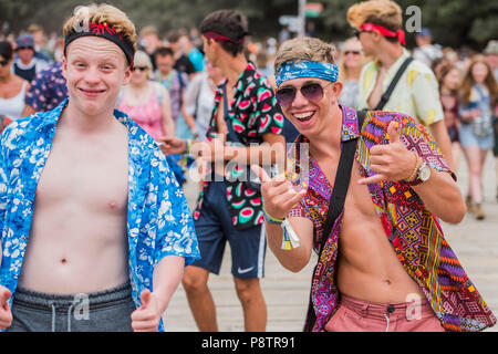 Les travaux par point chaud obtenir autour de l'arène - La Latitude 2018 Festival, Henham Park. Suffolk 13 Juillet 2018 Crédit : Guy Bell/Alamy Live News Banque D'Images