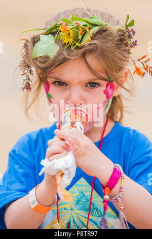 Les travaux par point chaud obtenir autour de l'arène - La Latitude 2018 Festival, Henham Park. Suffolk 13 Juillet 2018 Crédit : Guy Bell/Alamy Live News Banque D'Images