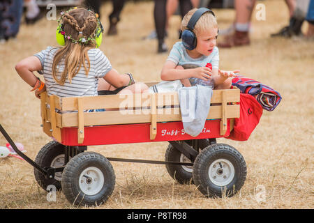 Les travaux par point chaud obtenir autour de l'arène - La Latitude 2018 Festival, Henham Park. Suffolk 13 Juillet 2018 Crédit : Guy Bell/Alamy Live News Banque D'Images