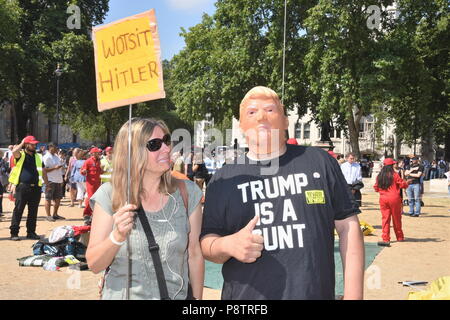 Dans l'homme masque de Donald Trump en caoutchouc.Les manifestants se sont réunis au Parlement Square, au pied de l'Trumpbaby balloon pour manifester contre la visite de Donald Trump à l'UK,Place du Parlement,London.UK 13.07.18 Banque D'Images