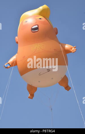 Ballon dirigeable géant de l'atout de Donald présenté comme un bébé. Protestation contre la visite de Donald Trump pour le Royaume-Uni, la place du Parlement, Londres.UK 13.07.18 Banque D'Images