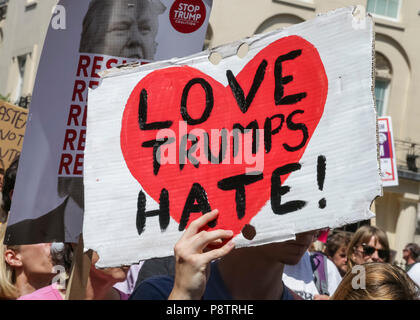 Westminster, Londres, 13 juillet 2018. Les manifestants de faire connaître leur point de vue sur l'atout de Donald a entendu et vu. On estime que 100 000 personnes ou plus prendre part aux diverses marches de Portland Square à travers le centre de Londres, Trafalgar Square et les manifestants se rassemblent à Portland Square pour manifester contre le président américain, Donald Trump à l'occasion de sa visite au Royaume-Uni. Credit : Imageplotter News et Sports/Alamy Live News Banque D'Images