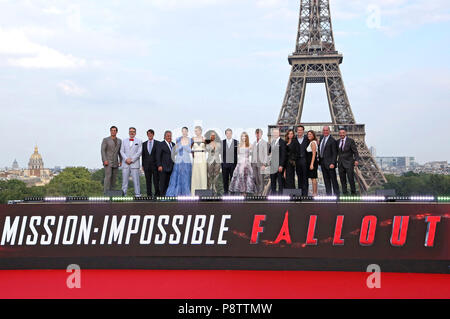 Henry Cavill, Christopher McQuarrie, Michelle Monaghan, Vanessa Kirby, Angella Bassett, Jim Gianopulos, Tom Cruise, Caspar Phillipson, Alix Benezech, Rebecca Ferguson, Simon Pegg et équipe participant à la 'Mission : Impossible - Fallout' première mondiale au Palais de Chaillot le 12 juillet 2018 à Paris, France. Banque D'Images