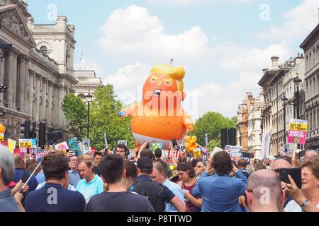 London.UK.13 juillet 2018.Des milliers de protestation dans le centre de Londres contre l'atout de Donald complet avec un ballon géant représentant un bébé grognon comme atout. © Brian Minkoff/Alamy live news Banque D'Images